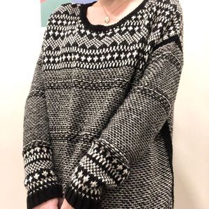 Large Old Navy patterned sweater in black and white
